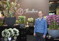 Bij de stand van De Hoog Orchids stond Marco de Hoog met zijn merk Florallure.